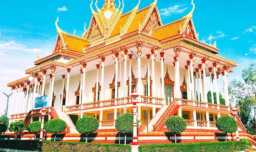 The 100-column pagoda was built on the place where the Royal Palace temple of Sam Phu Borak Capital of the Chen La time located