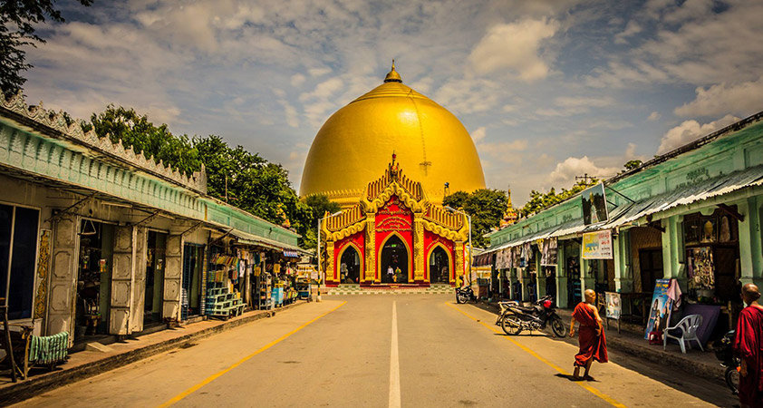 On the West bank of the Irrawaddy river lies Sagaing, which was the capital of the small Sagaing Kingdom 
