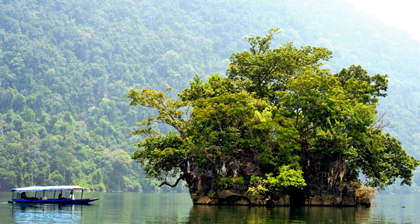 The green islet is outstanding among Ba Be Lake