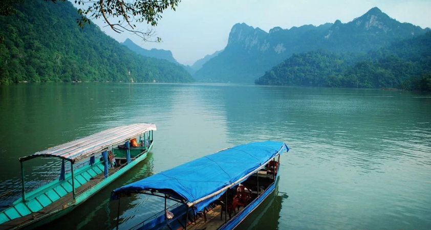 With a boat tour on Ba Be National Park, you can admire a lot of nice spots