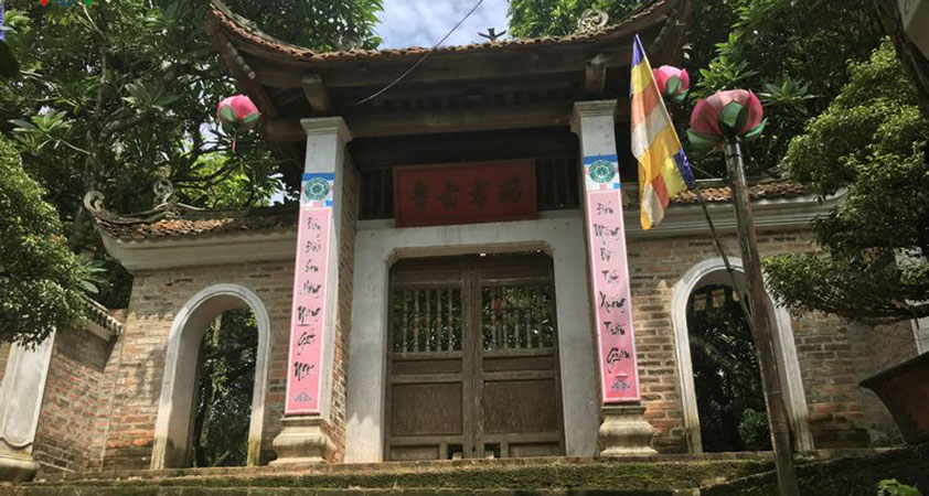 The entrance gate of Tay Phuong pagoda