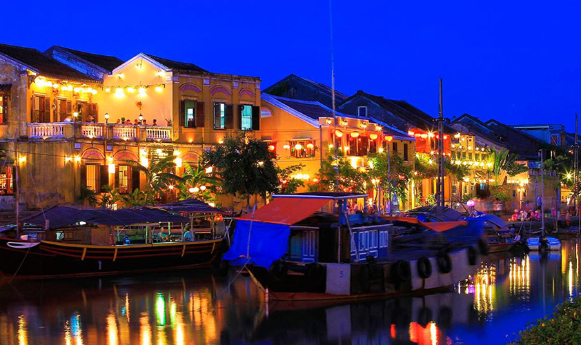 Magical beauty of Hoi An ancient town at night
